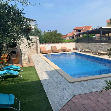 Villa Ulika - 3 Apt For 4 Persons Pula Exterior photo