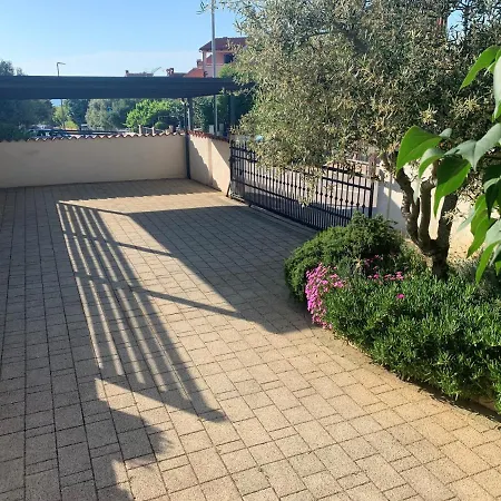 Villa Ulika - 3 Apt For 4 Persons Pula Exterior photo