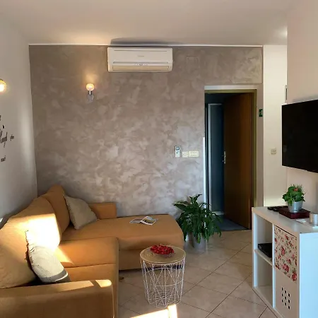 Villa Ulika - 3 Apt For 4 Persons Pula Exterior photo
