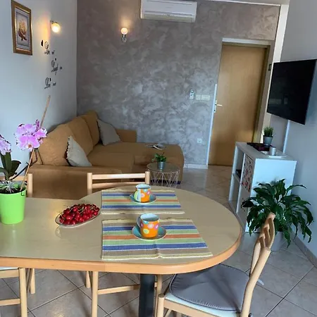 Villa Ulika - 3 Apt For 4 Persons Pula Exterior photo