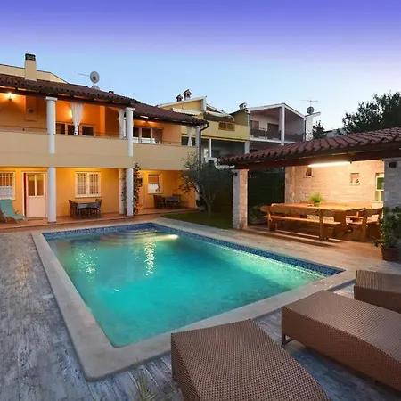 Villa Ulika - 3 Apt For 4 Persons Pula Exterior photo