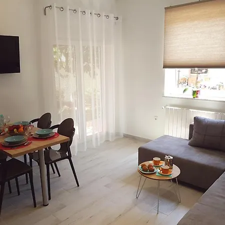 Villa Ulika - 3 Apt For 4 Persons Pula Exterior photo