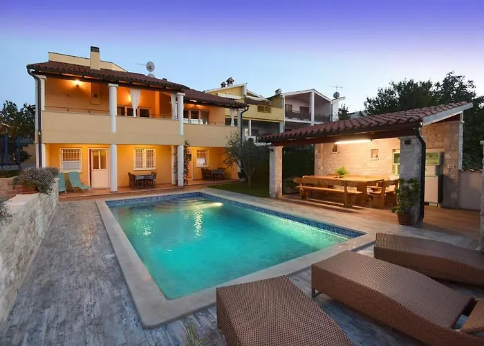 Villa Ulika - 3 Apt For 4 Persons